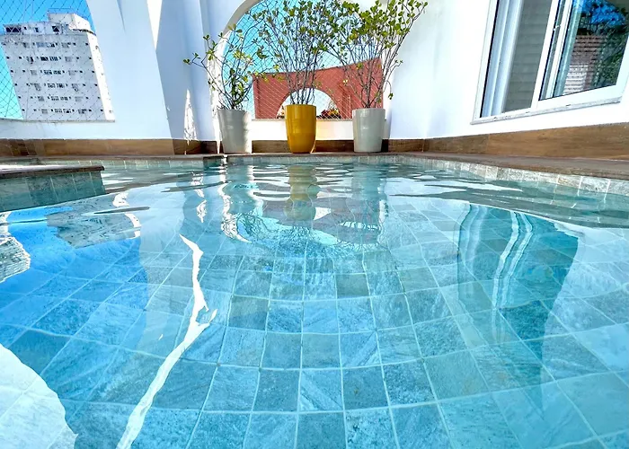 Cobertura com piscina e churrasqueira, 200m da praia, 3 dormitórios para até 6 hóspedes Guarujá